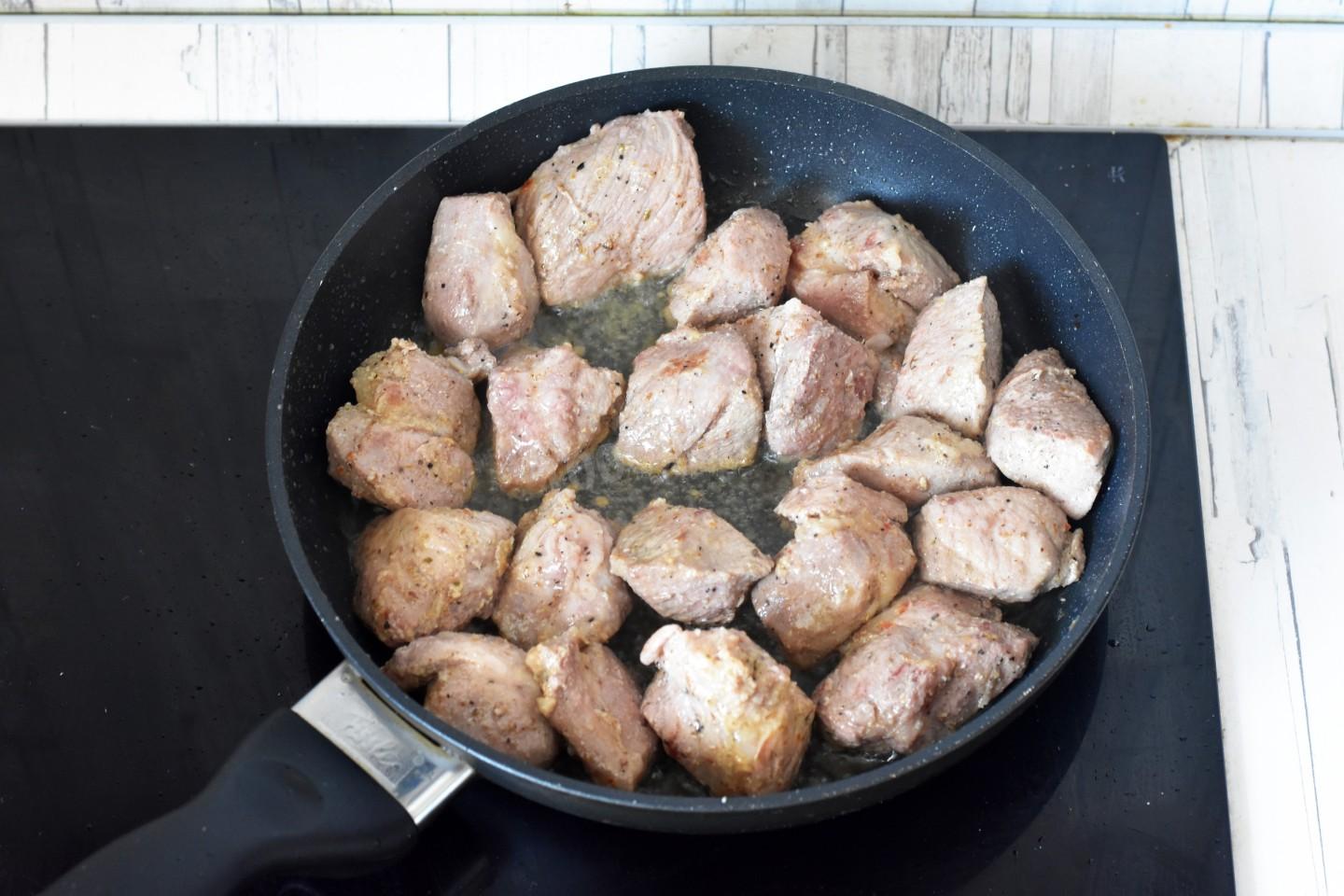 Шашлык из свинины в домашних условиях на сковороде: лучший способ приготовления