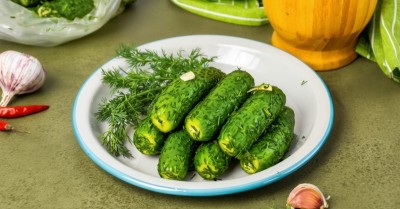 Огурцы малосольные в пакете с чесноком и укропом