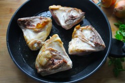 куриные бедрышки с картошкой на сковороде рецепт с фото. kurinye byodra na skovorode s jarenym lukom 1615308773 4 min. куриные бедрышки с картошкой на сковороде рецепт с фото фото. куриные бедрышки с картошкой на сковороде рецепт с фото-kurinye byodra na skovorode s jarenym lukom 1615308773 4 min. картинка куриные бедрышки с картошкой на сковороде рецепт с фото. картинка kurinye byodra na skovorode s jarenym lukom 1615308773 4 min. Блюда из куриного мяса пользуются особой популярностью во многих семьях. Вкусным, ярким и питательным решением для домашнего обеда могут стать сочные жареные бедра. Приготовить их можно самыми разными способами. Берите за заметку 10 интересных кулинарных идей с пошаговым описанием процесса.