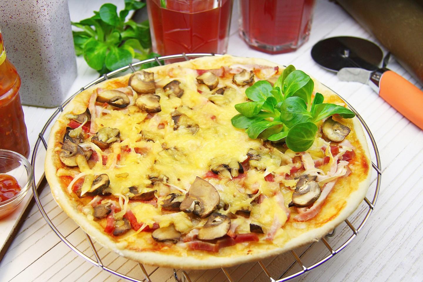 рецепт приготовления пиццы с грибами и колбасой в домашних фото 61