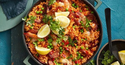 Паэлья с креветками колбасой и зеленым горошком