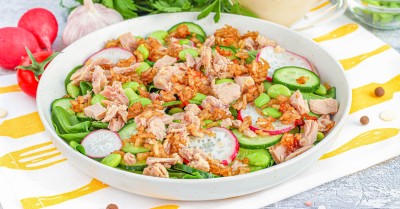 Азиатский салат с эдамаме хрустящим рисом и тунцом