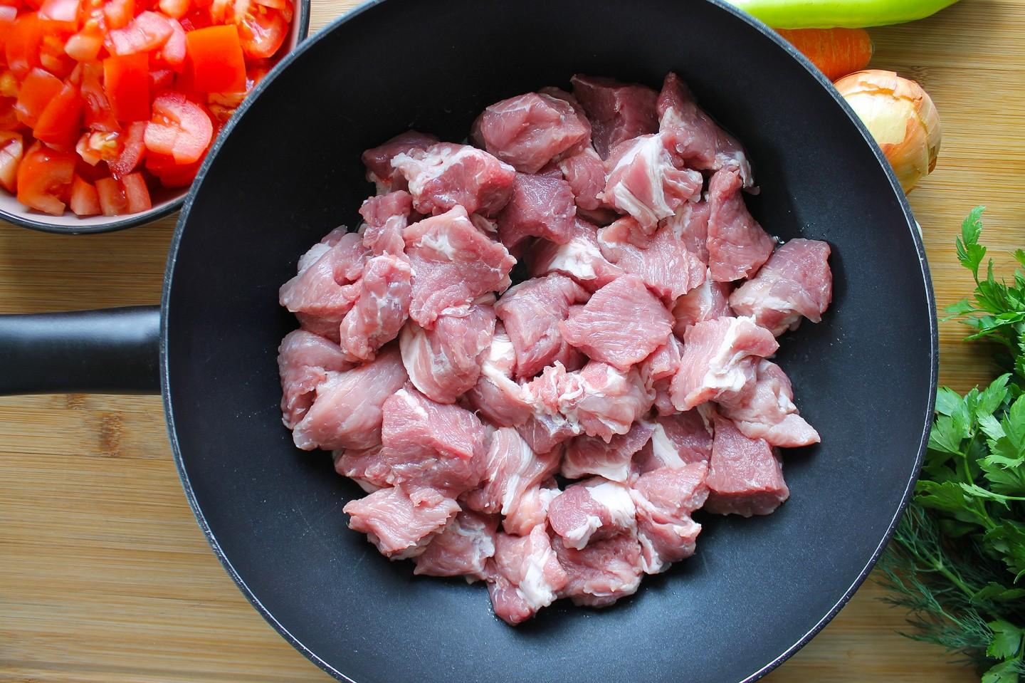 Макароны со свининой на сковороде с подливкой
