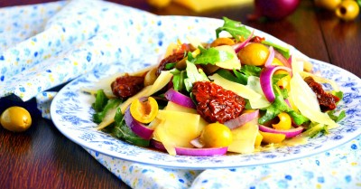 Салат с вялеными помидорами и рукколой