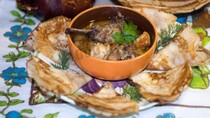 Мачанка (мочанка) по-білоруськи з тонкими млинцями