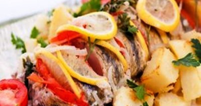 Судак с луком и морской солью