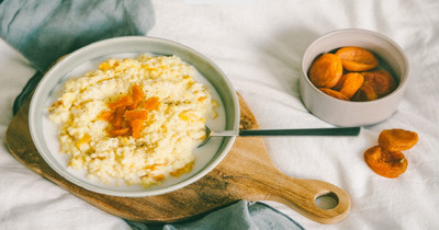 Пшенная каша на молоке с курагой в печи.