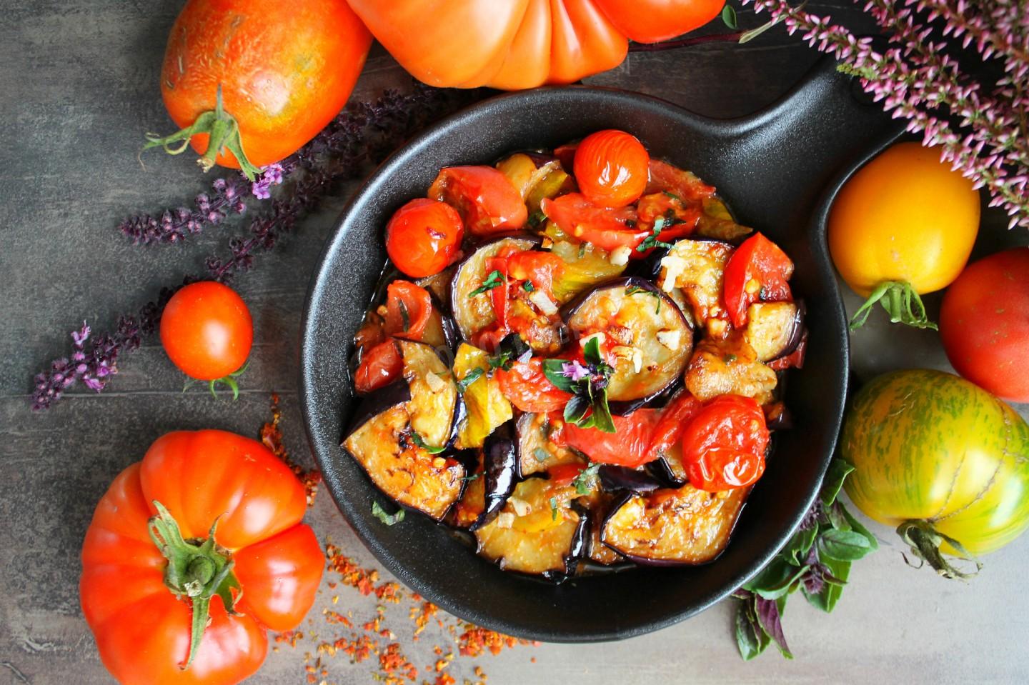 Рецепт вкусно жареных баклажанов с чесноком и помидорами на сковороде