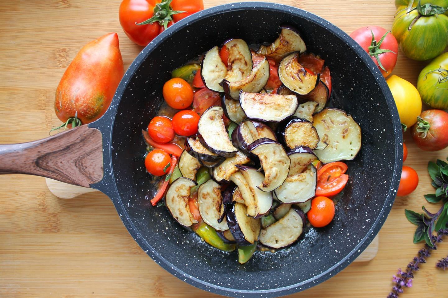 Как вкусно приготовить баклажаны на сковороде: 5 лучших рецептов