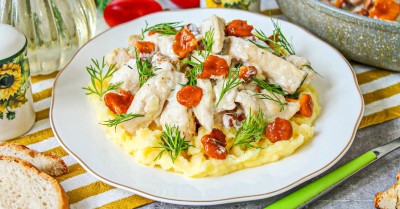 Курица с лисичками в сливочном соусе на сковороде
