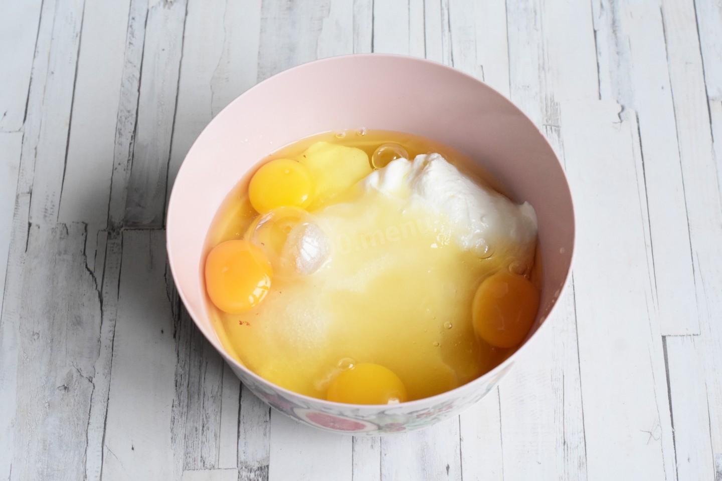 Яйца со сметаной на сковороде. Яйца в миске. Сметани с яйцом. Яйца в сметане. Яичница со сметаной.