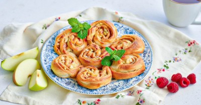 Булочки из слоеного теста с яблоками