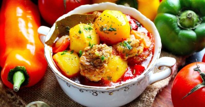 Свинина с картошкой в казане на плите