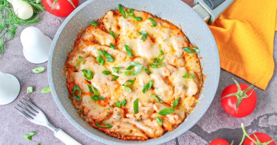 Курица со сметаной и сыром на сковороде