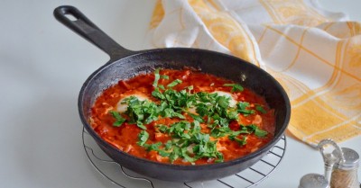 Шакшука классическая с помидорами и яйцами