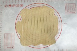 Рассыпчатый пирог с черной смородиной. pirog s chernoi smorodinoi 1616393130 11 min. Рассыпчатый пирог с черной смородиной фото. Рассыпчатый пирог с черной смородиной-pirog s chernoi smorodinoi 1616393130 11 min. картинка Рассыпчатый пирог с черной смородиной. картинка pirog s chernoi smorodinoi 1616393130 11 min. Муку, крахмал, сахарный песок перемешать, добавить щепотку соли