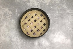 Рассыпчатый пирог с черной смородиной. pirog s chernoi smorodinoi 1616393130 13 min. Рассыпчатый пирог с черной смородиной фото. Рассыпчатый пирог с черной смородиной-pirog s chernoi smorodinoi 1616393130 13 min. картинка Рассыпчатый пирог с черной смородиной. картинка pirog s chernoi smorodinoi 1616393130 13 min. Муку, крахмал, сахарный песок перемешать, добавить щепотку соли
