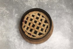 Рассыпчатый пирог с черной смородиной. pirog s chernoi smorodinoi 1616393130 14 min. Рассыпчатый пирог с черной смородиной фото. Рассыпчатый пирог с черной смородиной-pirog s chernoi smorodinoi 1616393130 14 min. картинка Рассыпчатый пирог с черной смородиной. картинка pirog s chernoi smorodinoi 1616393130 14 min. Муку, крахмал, сахарный песок перемешать, добавить щепотку соли