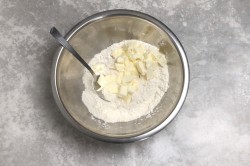 Рассыпчатый пирог с черной смородиной. pirog s chernoi smorodinoi 1616393130 3 min. Рассыпчатый пирог с черной смородиной фото. Рассыпчатый пирог с черной смородиной-pirog s chernoi smorodinoi 1616393130 3 min. картинка Рассыпчатый пирог с черной смородиной. картинка pirog s chernoi smorodinoi 1616393130 3 min. Муку, крахмал, сахарный песок перемешать, добавить щепотку соли