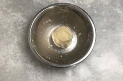 Рассыпчатый пирог с черной смородиной. pirog s chernoi smorodinoi 1616393130 5 min. Рассыпчатый пирог с черной смородиной фото. Рассыпчатый пирог с черной смородиной-pirog s chernoi smorodinoi 1616393130 5 min. картинка Рассыпчатый пирог с черной смородиной. картинка pirog s chernoi smorodinoi 1616393130 5 min. Муку, крахмал, сахарный песок перемешать, добавить щепотку соли