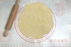Рассыпчатый пирог с черной смородиной. pirog s chernoi smorodinoi 1616393130 6 min. Рассыпчатый пирог с черной смородиной фото. Рассыпчатый пирог с черной смородиной-pirog s chernoi smorodinoi 1616393130 6 min. картинка Рассыпчатый пирог с черной смородиной. картинка pirog s chernoi smorodinoi 1616393130 6 min. Муку, крахмал, сахарный песок перемешать, добавить щепотку соли