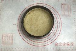 Рассыпчатый пирог с черной смородиной. pirog s chernoi smorodinoi 1616393130 7 min. Рассыпчатый пирог с черной смородиной фото. Рассыпчатый пирог с черной смородиной-pirog s chernoi smorodinoi 1616393130 7 min. картинка Рассыпчатый пирог с черной смородиной. картинка pirog s chernoi smorodinoi 1616393130 7 min. Муку, крахмал, сахарный песок перемешать, добавить щепотку соли