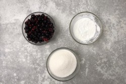 Рассыпчатый пирог с черной смородиной. pirog s chernoi smorodinoi 1616393130 8 min. Рассыпчатый пирог с черной смородиной фото. Рассыпчатый пирог с черной смородиной-pirog s chernoi smorodinoi 1616393130 8 min. картинка Рассыпчатый пирог с черной смородиной. картинка pirog s chernoi smorodinoi 1616393130 8 min. Муку, крахмал, сахарный песок перемешать, добавить щепотку соли