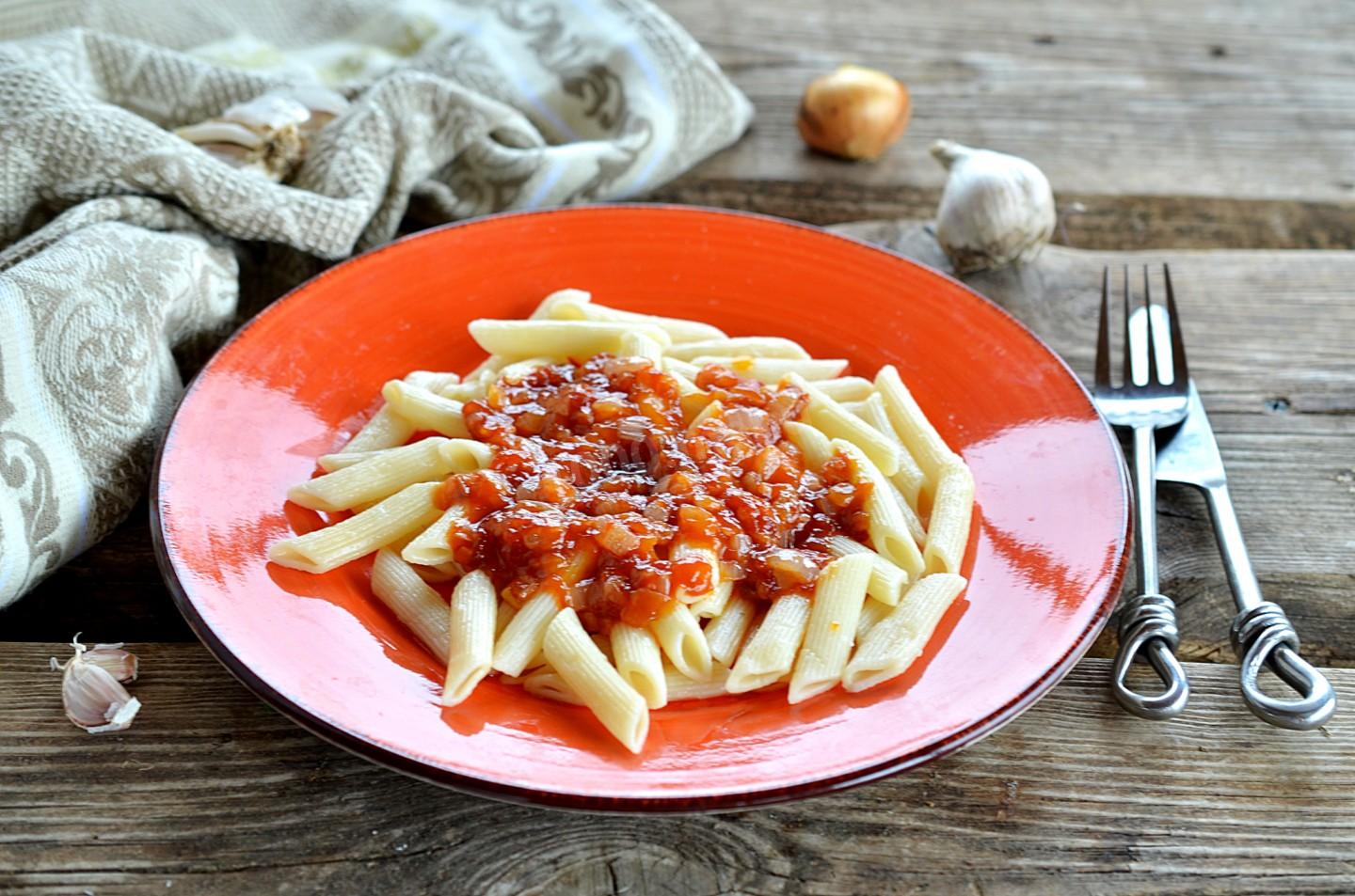 Вкусный соус для пасты. Спагетти с томатной пастой. Макароны с подливом. Паста с томатным соусом. Соус для макарон.