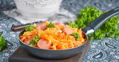 Тушеная капуста с сосисками на сковороде