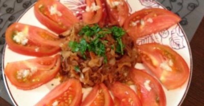 Капуста жареная с томатным пюре и чесноком