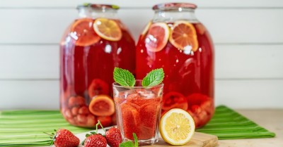 Компот из клубники, лимона и мяты на зиму