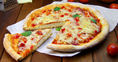 Пицца на кефире без дрожжей в духовке с помидорами