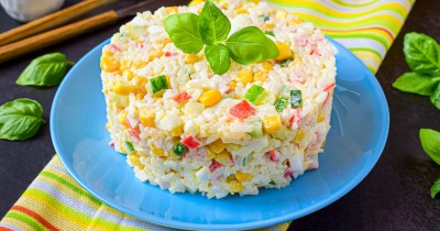 Салат крабовые палочки с рисом яйцом и кукурузой