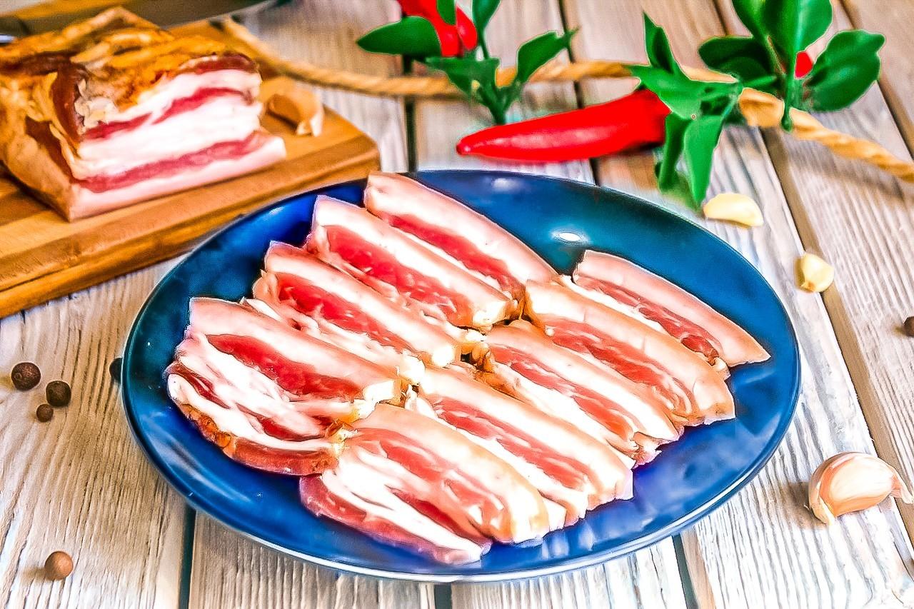 Как приготовить свиную грудинку вкусно в домашних условиях: 7 лучших рецептов