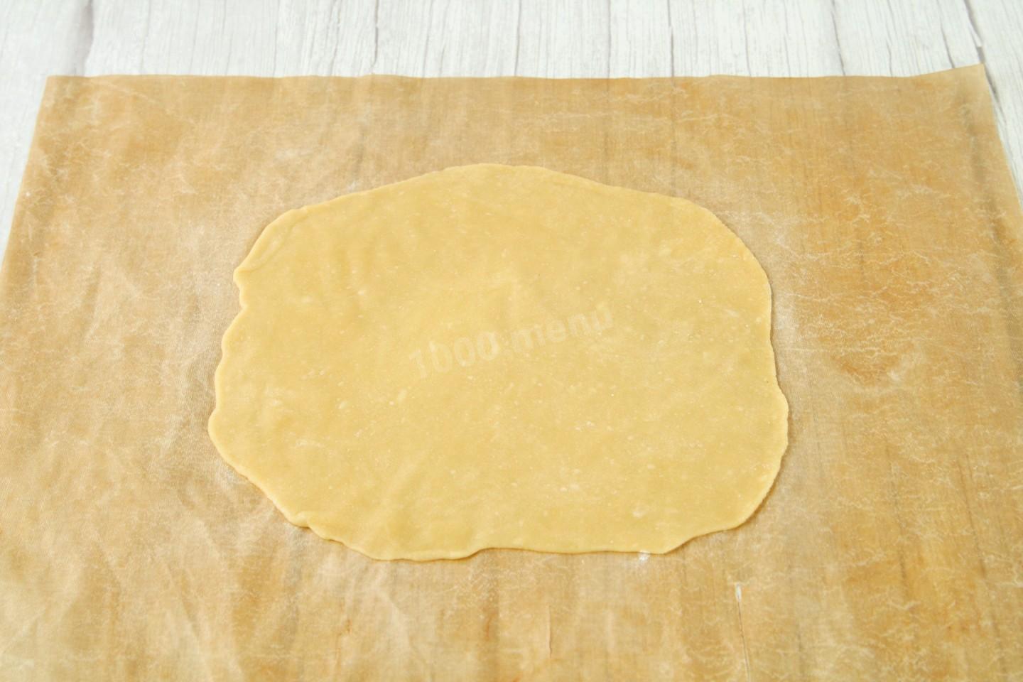 Нужно смазывать пергаментную бумагу перед выпечкой маслом. Подпергамент для пиццы. Раскатать тесто для пиццы. Круг для раскатки теста для пиццы. Раскатываем тесто для пиццы руками.