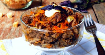 Салат с говяжьей печенью морковью сухариками и луком
