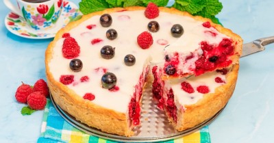 Песочный пирог с ягодами и сметанной заливкой