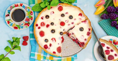 Песочный пирог с ягодами и сметанной заливкой