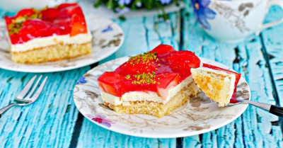 Пирог с клубникой сметаной и сливками на лимонаде
