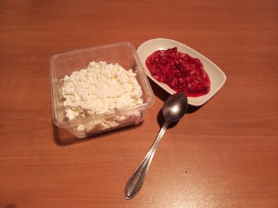 творог с ягодами, орехами и мёдом