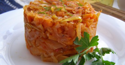 Белокочанная капуста с томатной пастой луком в мультиварке