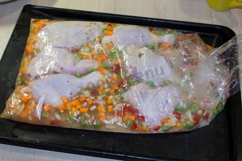 Замороженные овощи с курицей в духовке. Курица с рисом в духовке в рукаве. Курица в рукаве для запекания на рисе. Овощи в пакете для запекания. Курица с овощами в рукаве для запекания.