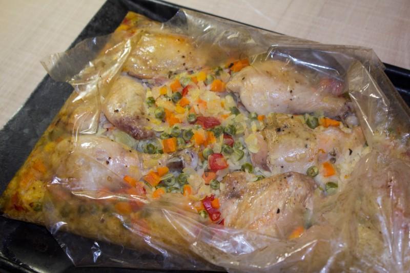 Курица с рисом и овощами в рукаве. Курица с рисом в духовке в рукаве. Плов в духовке с курицей в рукаве. Курица с овощами в рукаве. Курица в рукаве с рисом и овощами в духовке.
