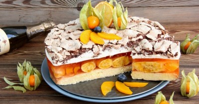 Сливочно-желейный торт с фруктами меренгой и желатином