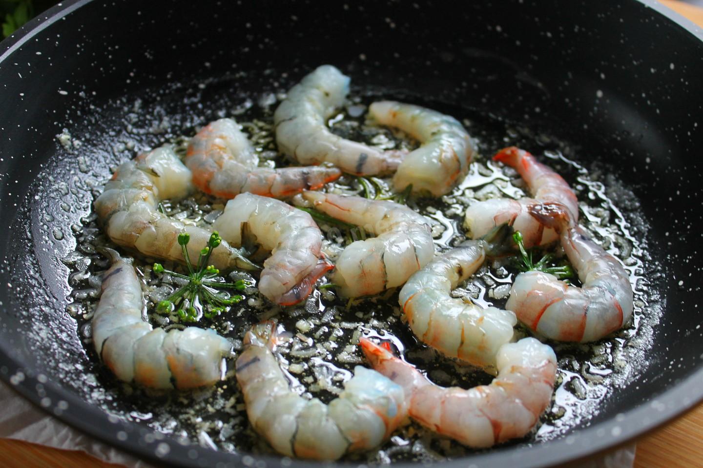Как вкусно приготовить королевские креветки на сковороде: рецепты и советы