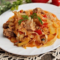 Тушеная капуста со свининой, овощами и картошкой мультиварке