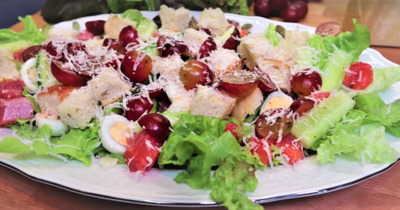 Легкий  простой салат из семги и винограда