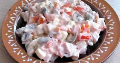 Салат с помидорами, яйцами, ветчиной, луком