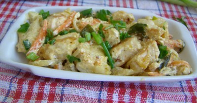 Куриное филе с сельдереем и зеленым луком в сметане