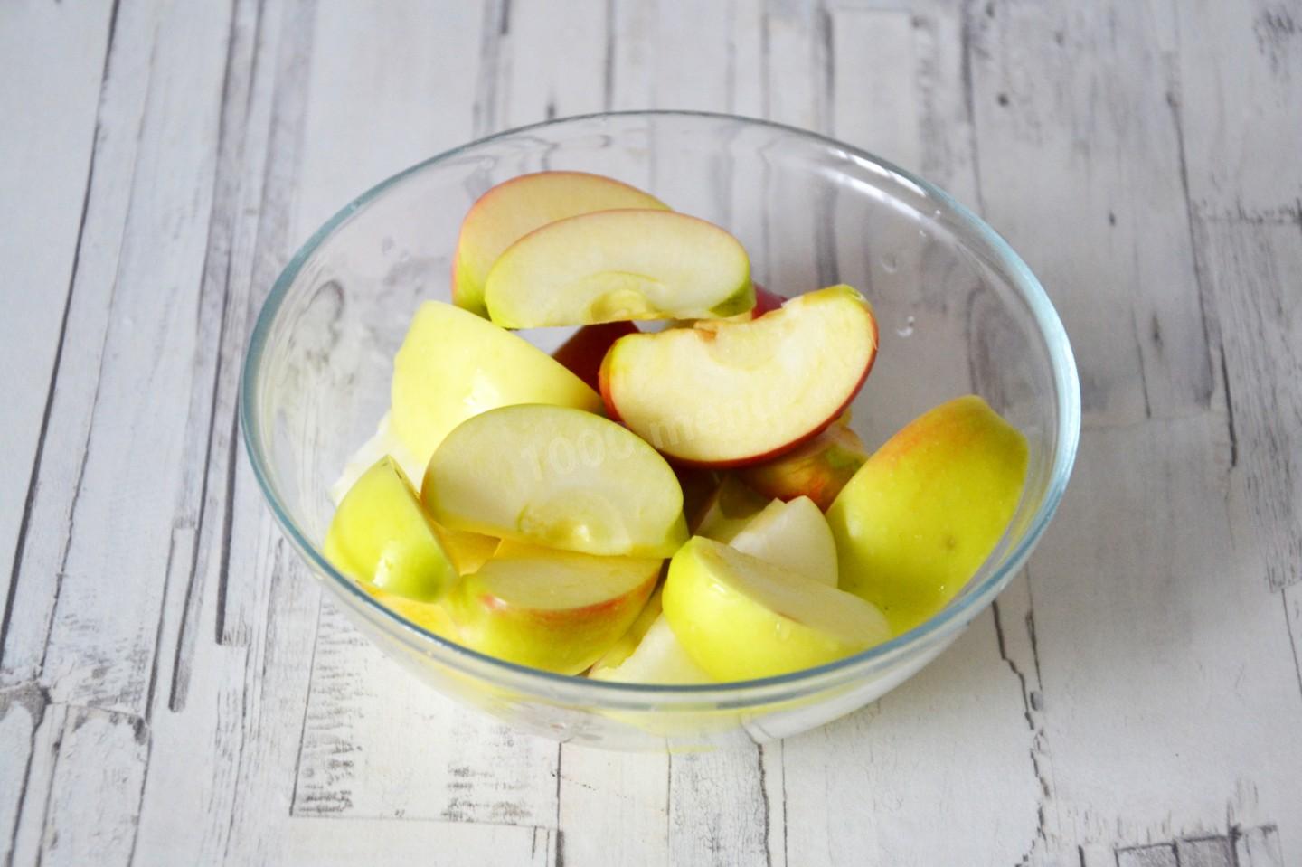 Яблоки кусочки рецепт. Яблоки нарезанные дольками. Яблоки очистить и нарезать. Яблочные дольки очищенные. Ломтик яблока.
